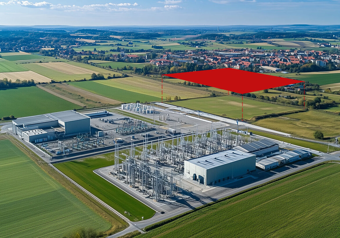 Luftaufnahme eines Umspannwerks mit rot markierter angrenzender Fläche